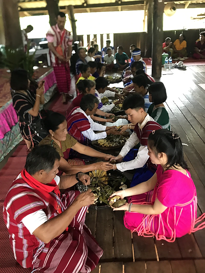 ผู้คนหลากชาติพันธุ์ในชุดพื้นเมืองร่วมงานบุญ สังขละบุรี