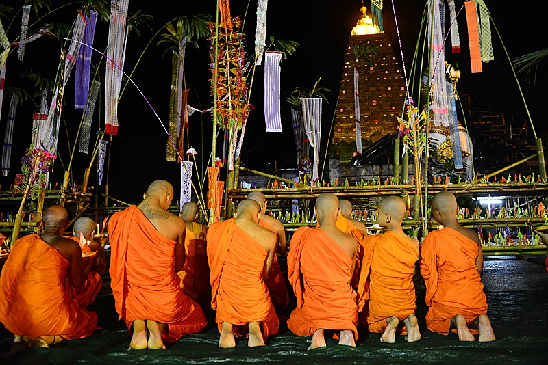 พระสงฆ์มอญในพิธีบุญใต้ธงตะขาบ สังขละบุรี