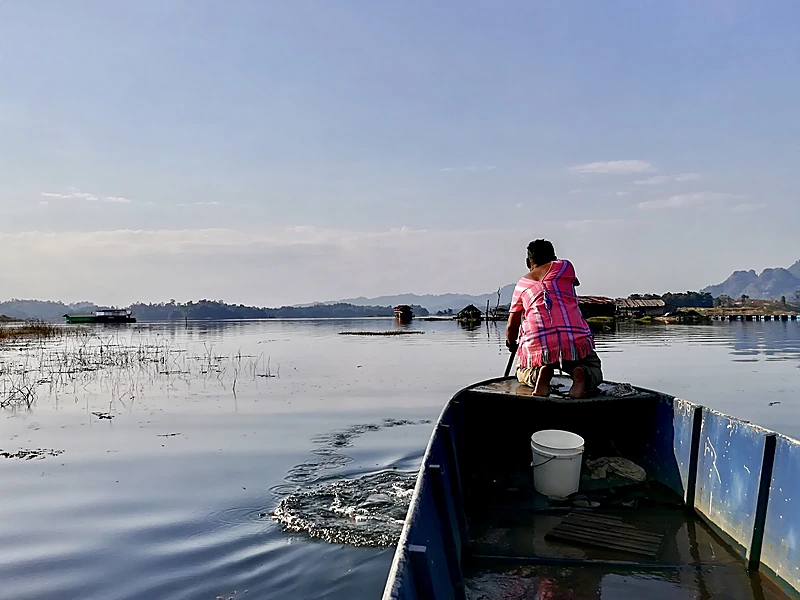 เรือบนทะเลสาบเหนือเขื่อนวชิราลงกรณ บริเวณบ้านเรดาร์และบ้านทิโคร่ง ระหว่างทางทองผาภูมิไปสังขละบุรี