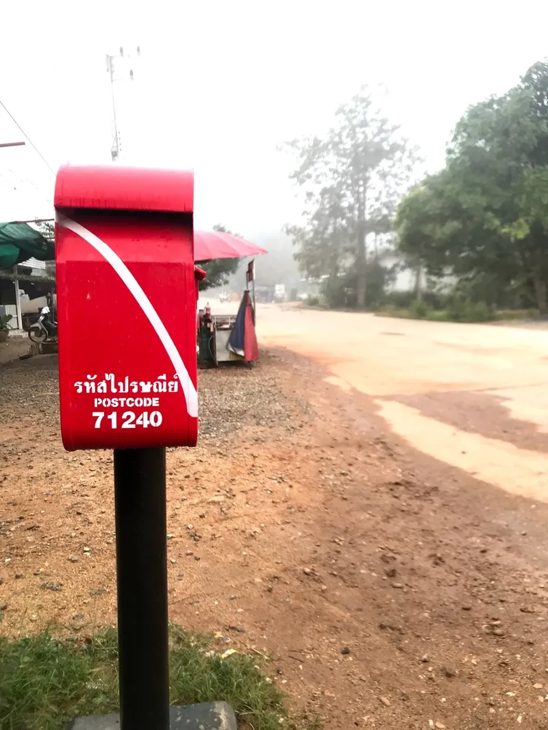 ตู้ไปรษณีย์สีแดงริมทางในบ้านห้วยมาลัย สังขละบุรี